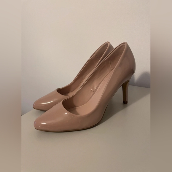 Elegant Nude Pumps - Picture 1 of 4